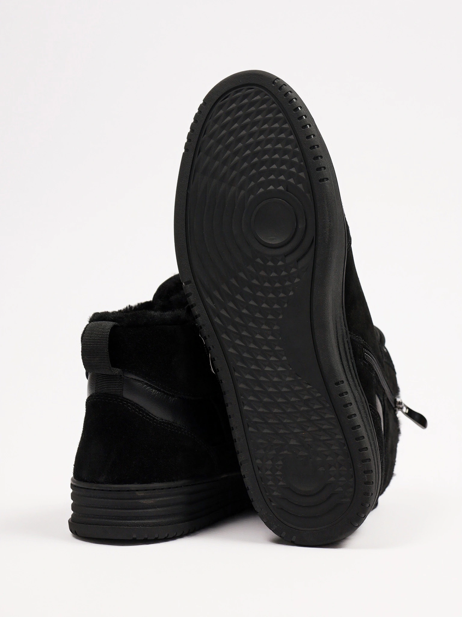 Ботинки комбинированные черного цвета на низкой платформе